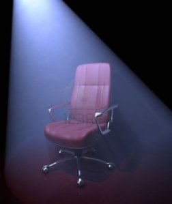 7255801-la-luce-con-effetto-nebbia-illumina-la-sedia-vuota-concetto-di-persona-importante-mancanti-la-sedia-